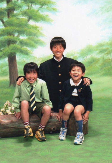 菅田将暉とこっちのけんとと弟の幼少期3人でとっている写真