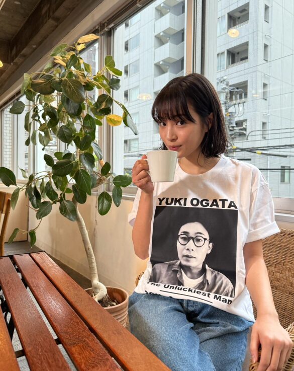 広瀬すずさんがyuki・ogata Tシャツを着ている画像