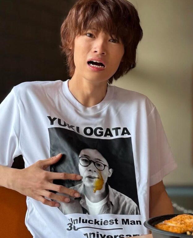 窪塚愛瑠がyuki・ogata Tシャツを着ている画像