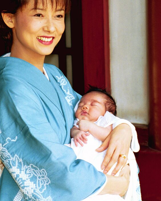 斉藤慶子とお宮参りをするCBC中村彩賀アナ（00年7月撮影）