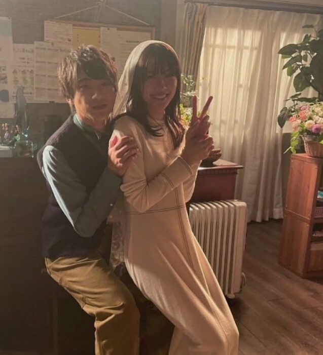 永野芽郁さんが山田裕貴さんのお膝の上に座っている